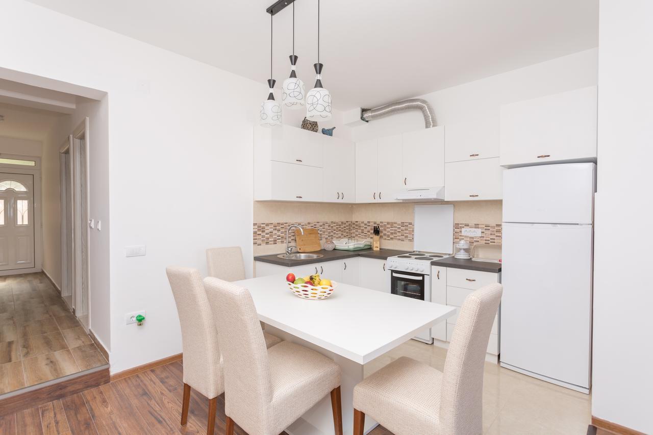 Apartments Natasa Светі-Стефан Екстер'єр фото